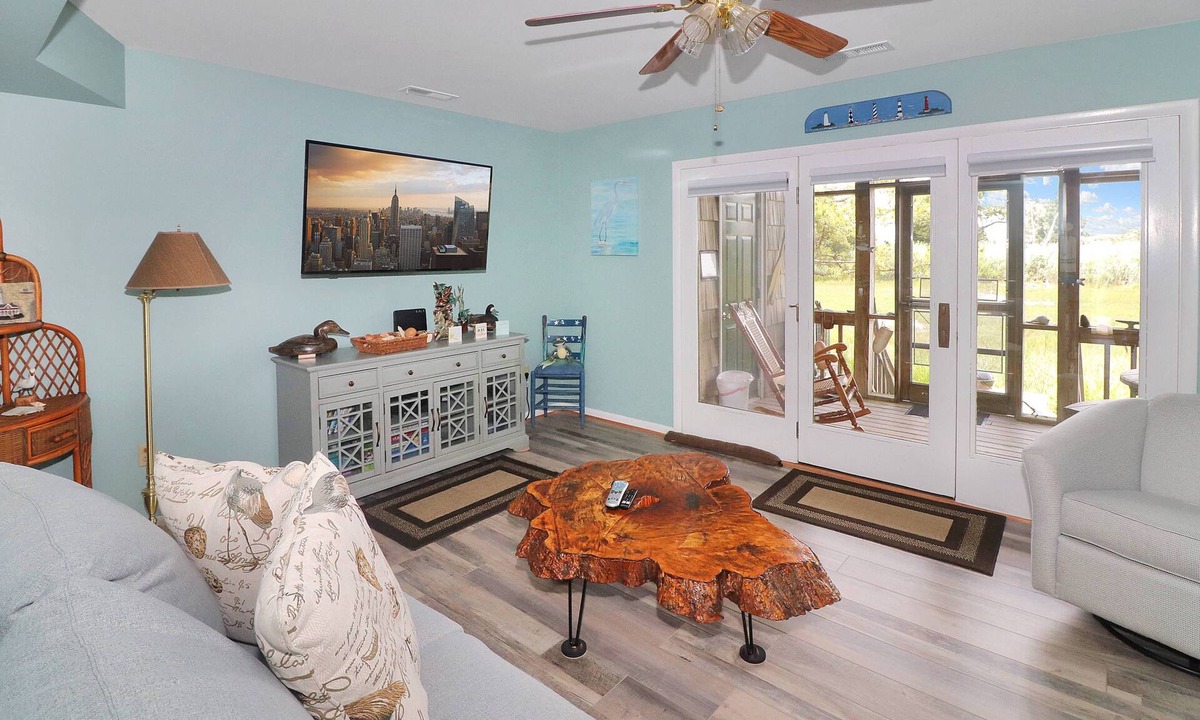 Chincoteague House | Misty's Thicket | Private Pier + 2 Screened Porches, Water Views, Cozy Townhome