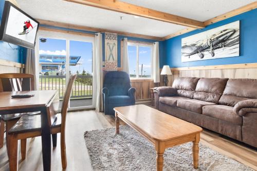 Edray Apartment | ML134 1BR Unique cozy cabin feel Slope View Wi-Fi Ballhooter Side EZ Park