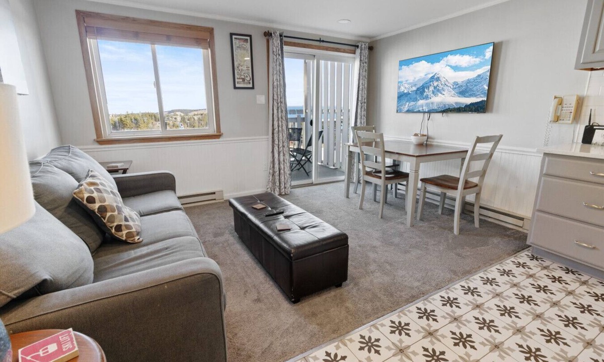Edray Condo | ML316 Stylish & Modern! Breathtaking mountain/trail view Close to Village Wi-Fi