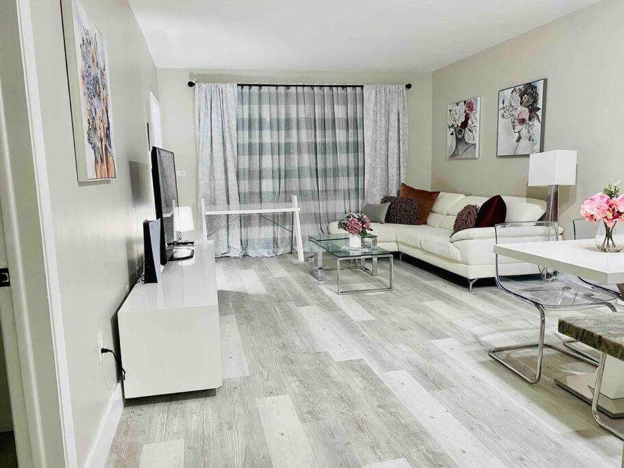 Aventura Apartment | Modern 1BR 2BA Condo 1Block to Aventura Mall