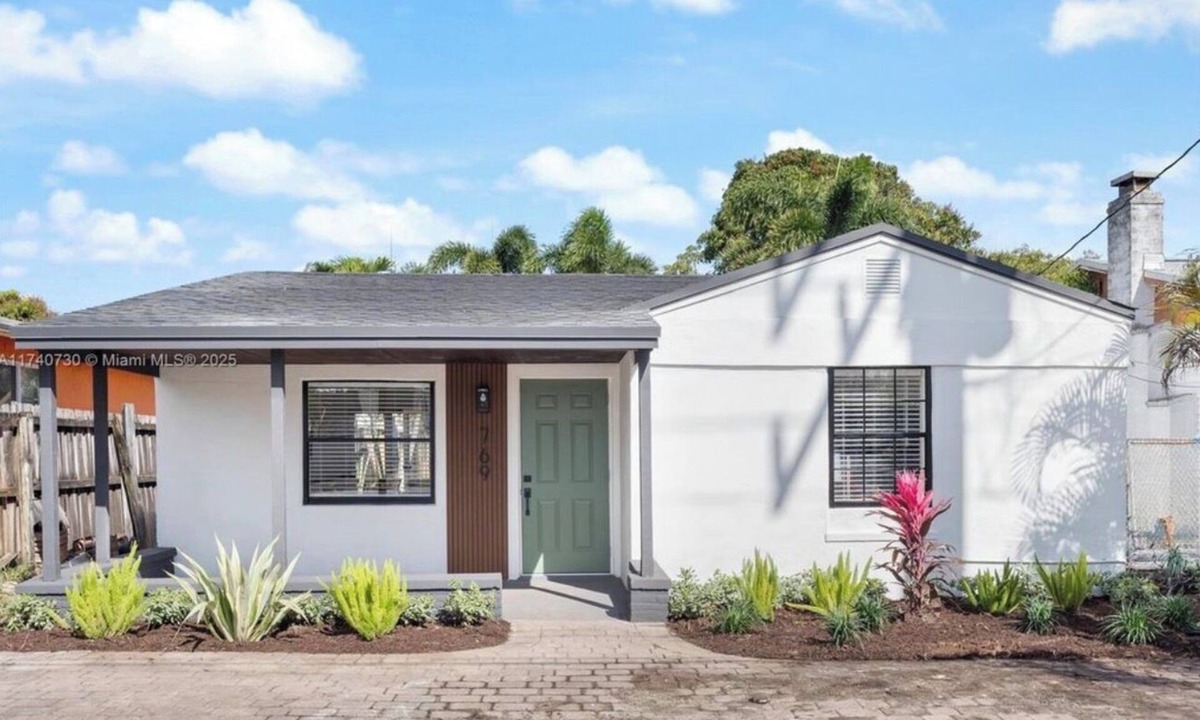 Central Oakland Park House | Modern 2 Bedroom Home in the Heart of Downtown Oakland Park