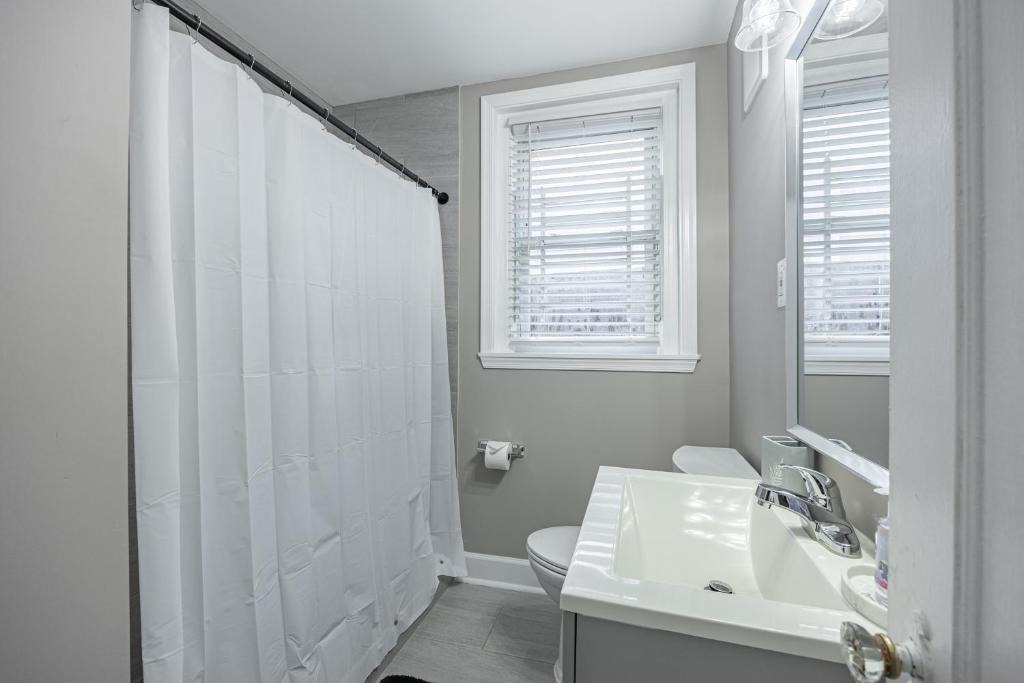Anacostia Apartment | MODERN 2 BR Condo Near Transportation + 10 Min to Downtown