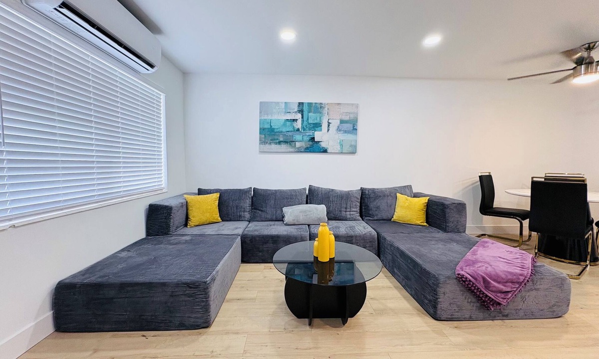 Highland Garden Apartment | Modern 2BDx2BTH in HOLLYWOOD with Parking, Washer Drier, AC, High Speed WIFI