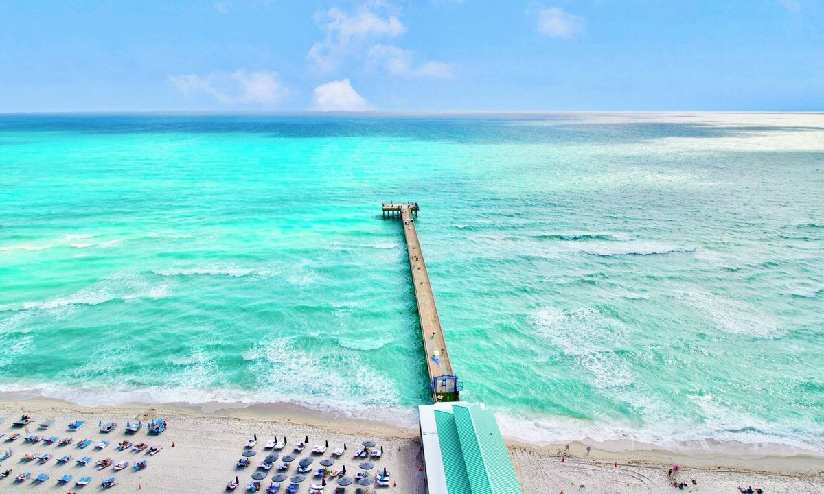 Sunny Isles Beach Apartment | Modern 2BR condo, 5 min walk to the beach w/Heated Pool and free parking spot