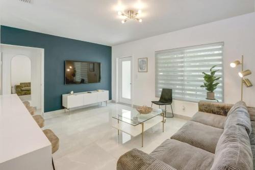 Hallandale Beach House | Modern 2BR with Jacuzzi BBQ Near Beach & FLL