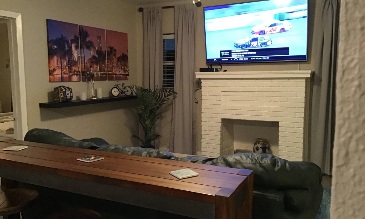 Buena Vista House | Modern 3/1 house near Beaches and Midtown