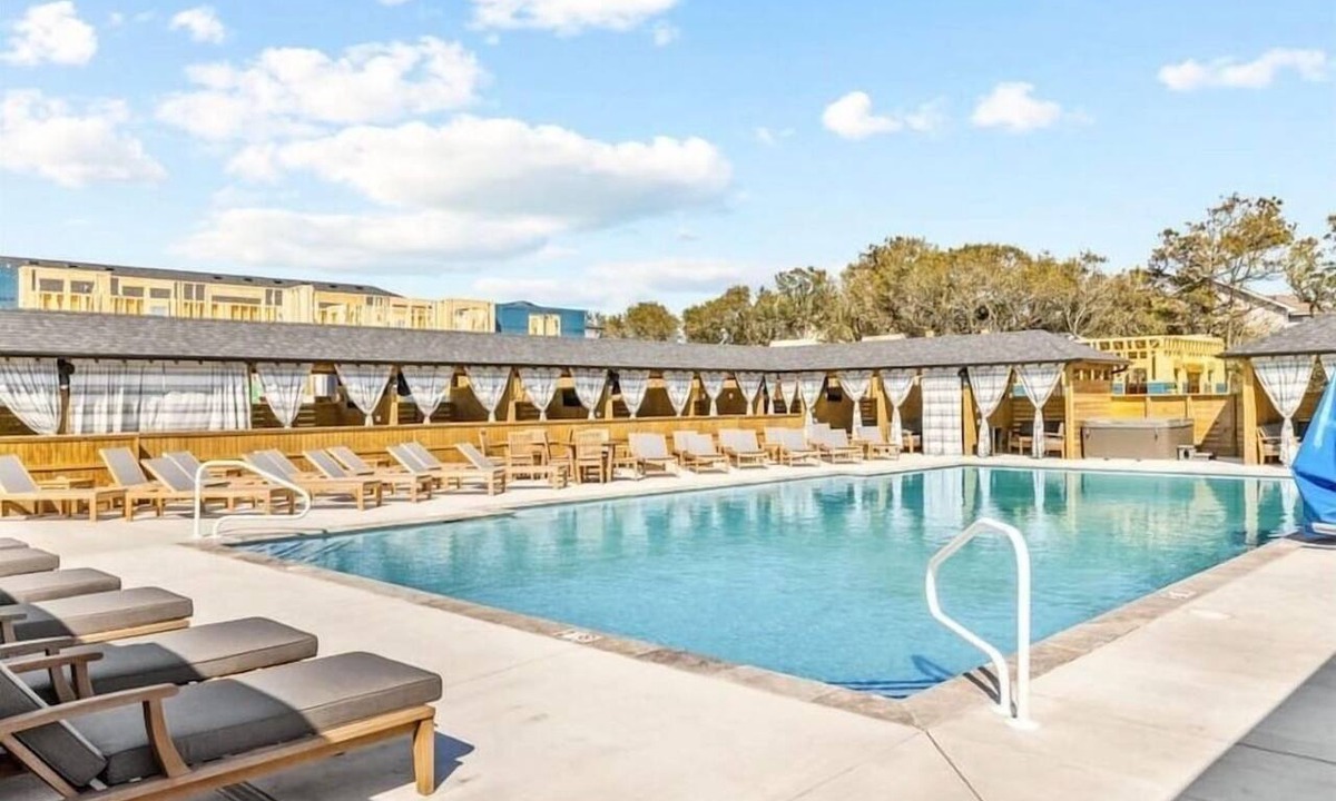 Corolla Light Condo | Modern 3BR, Dogs OK, Walk to beach, Hot Tub, Pool