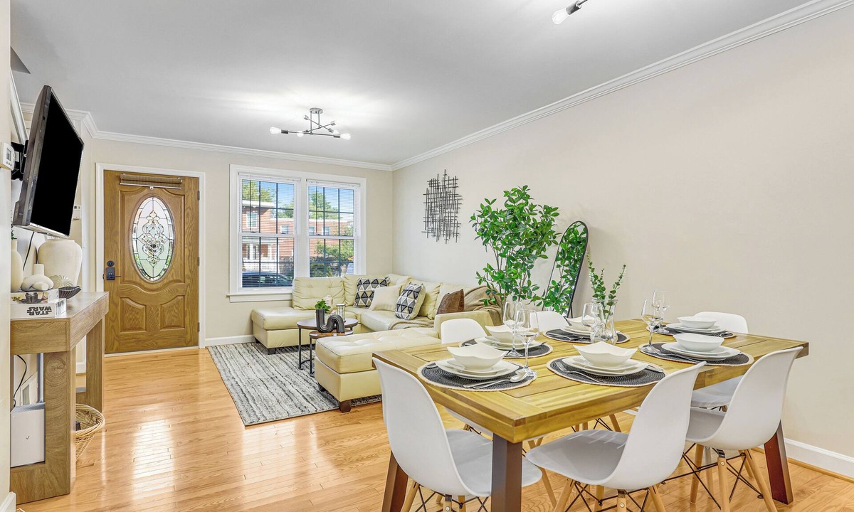 Potomac West House | Modern 3BR Home in Alexandria and 6 min to DCA