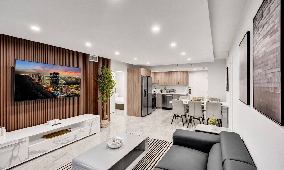 Mid Beach Apartment | Modern 3BR Ocean-View Condo | Pools, Gym & Sauna 1407