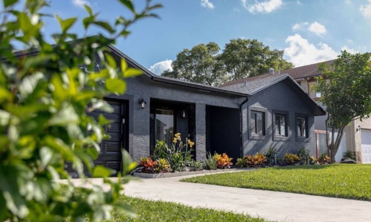 Tamarac House | Modern 4/2 Close to Miami, BB&T, Outlets- King Bed