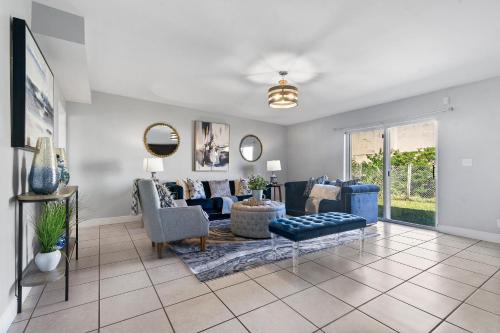 West Palm Beach House | Modern 4BR Retreat Pet-Friendly Outdoor Oasis