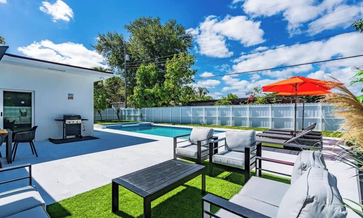 North Miami House | Modern 4BR Villa w/Pool BBQ 12 Min to Beach