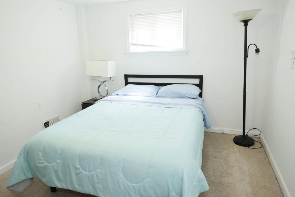 Hybla Valley Apartment | Modern 5BR Alexandria Home