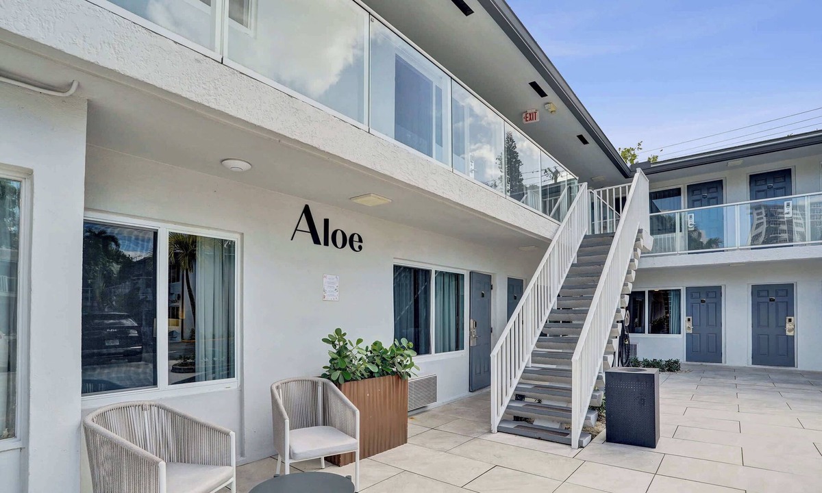 Galt Mile Apartment | Modern Aloe King Room Near Beach | The Botanica
