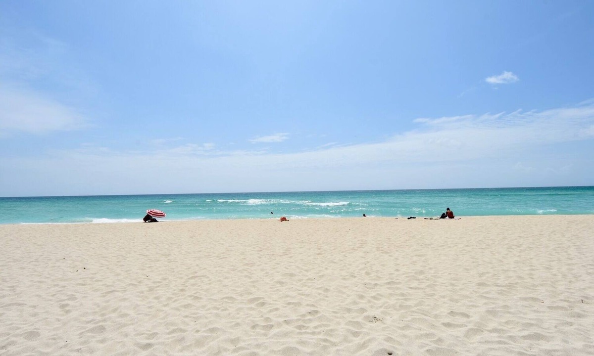 North Beach Apartment | Modern Beachfront Studio w/Beach Essentials. Just steps from the beach!