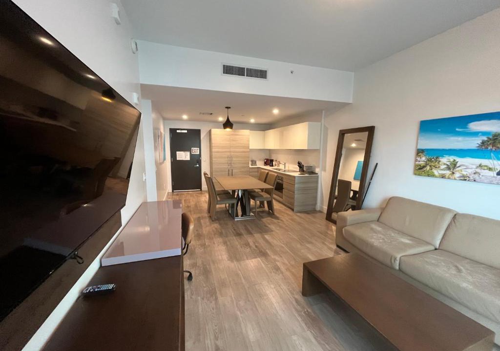 Hollywood Apartment | Modern Beachside Condo with Rooftop Pool