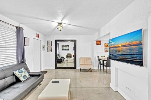 Royal Poinciana House | Modern & Comfy 2 BR Mins to Beach & Casino #191