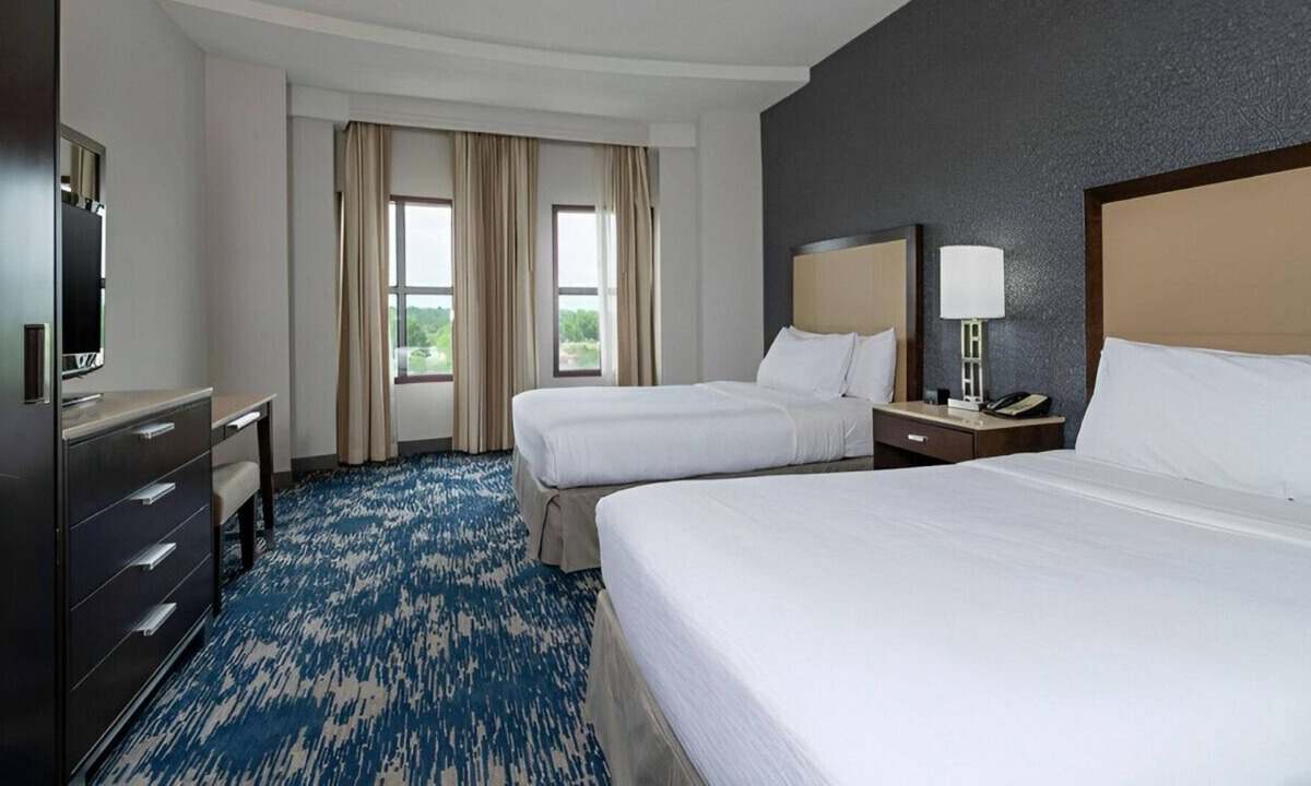 Rosemont House | Modern & Cozy Staycation for Groups! Pool, Gym
