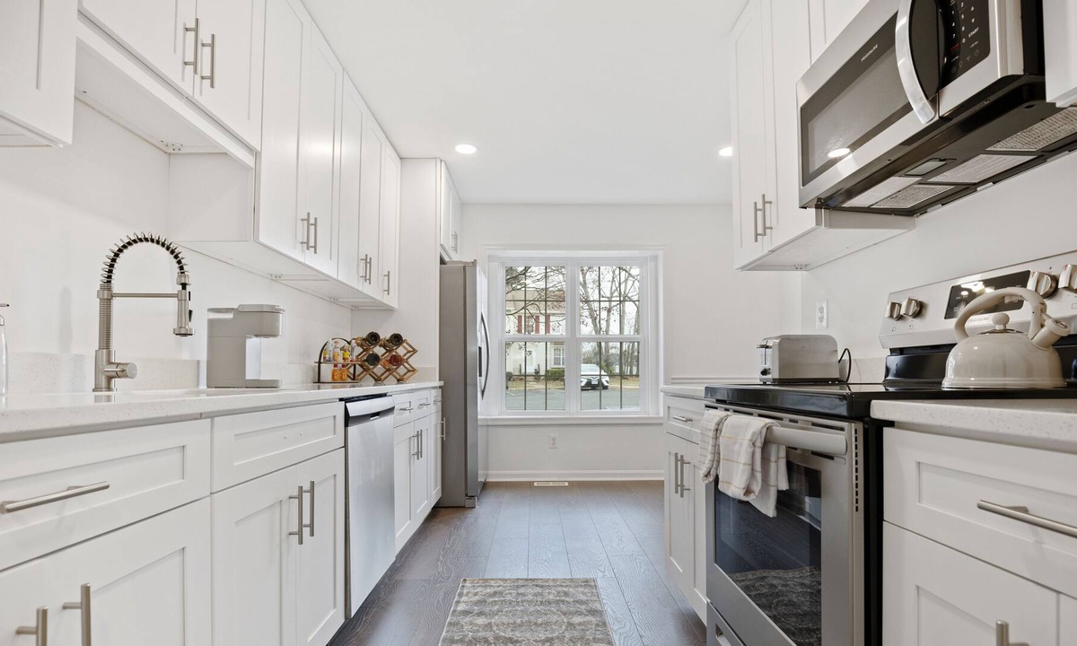 Stafford House | Modern, Elegant & Artsy 3bed 3 bath Townhome like New!
