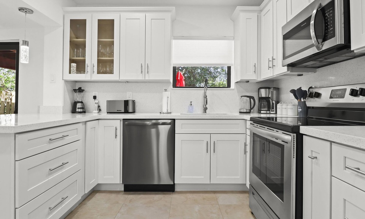 Middle River Terrace House | Modern Family Stay w Backyard, Close to Everything
