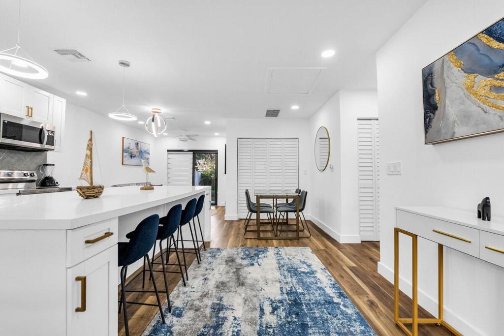Edgewood House | Modern Home with large private yard - Next to downtown & beach & airport - Pet friendly