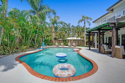 Pompano Beach Villa | Modern house w heated pool game room