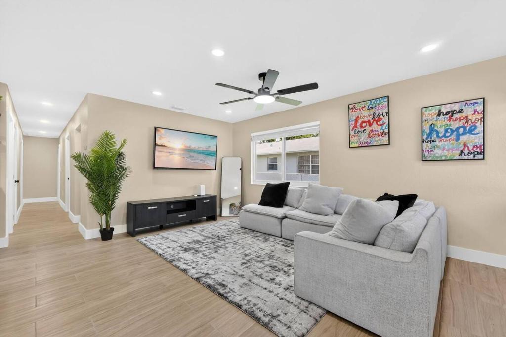 Overtown House | Modern Miami Stay Sleeps 6 Walk to Wynwood