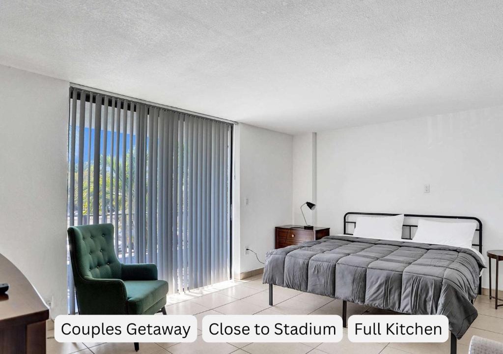 Golden Glades Apartment | Modern Miami Studio w King & Tub - 205
