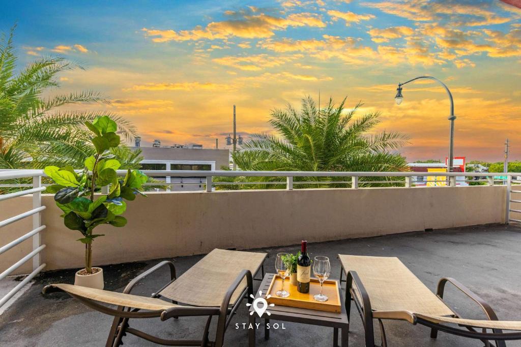 Hollywood Apartment | Modern Resort - Terrace - Up To 6 - Near Beach