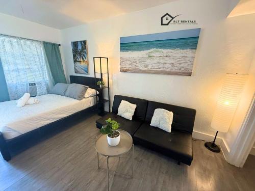Parkside Apartment | Modern Retreat Near Hollywood Beach and Boardwalk 106-1