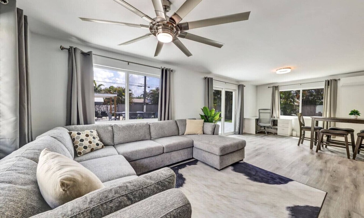 Poinsettia Heights House | Modern Retreat w/Lush Backyard - Fort Lauderdale