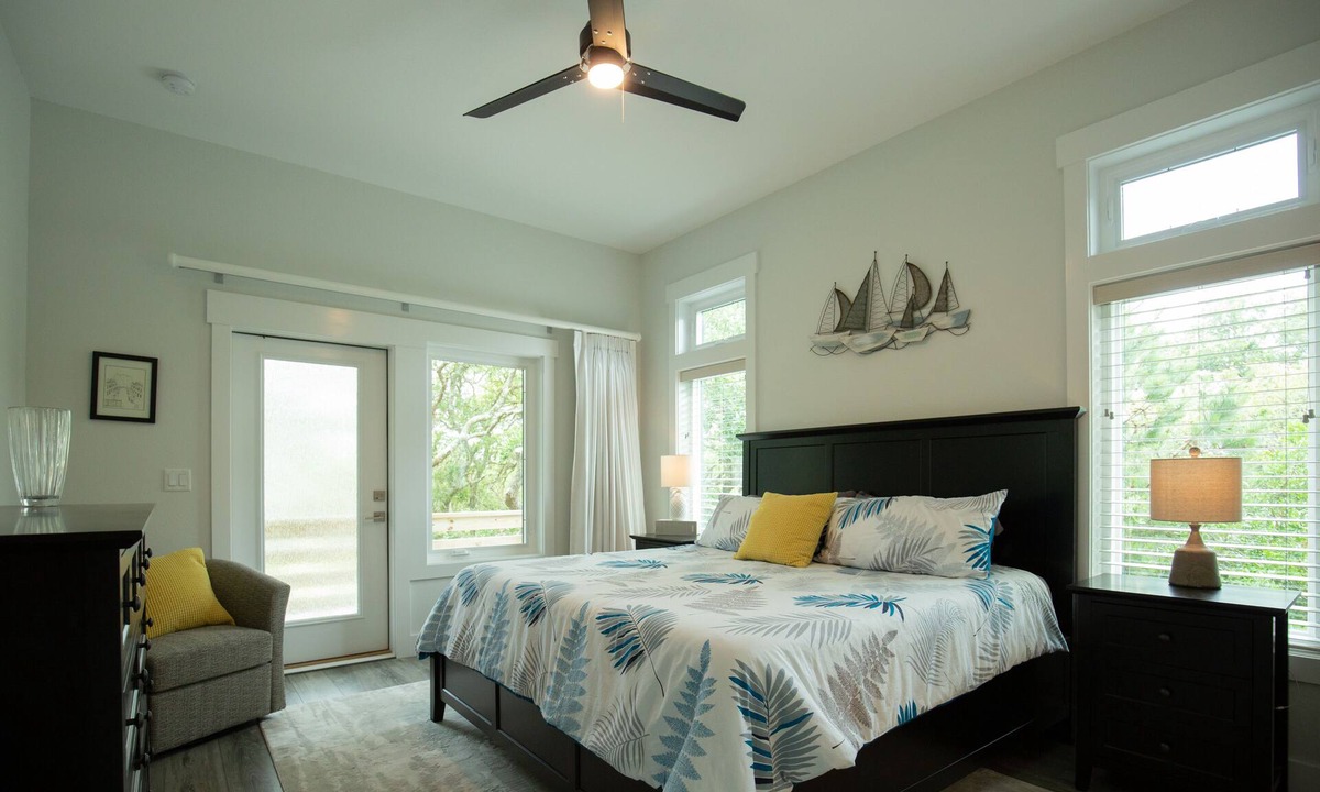 Spindrift Banks Apartment | Modern Soundfront Studio, Pier access, Sunsets, Fishing, Watersports, Beach