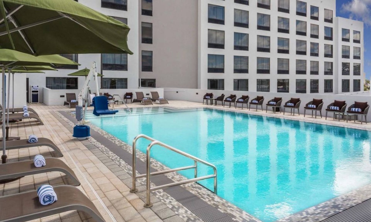Dania Beach Hotel | Modern & Spacious Unit with Rooftop Pool | Free Parking | Close to Airport