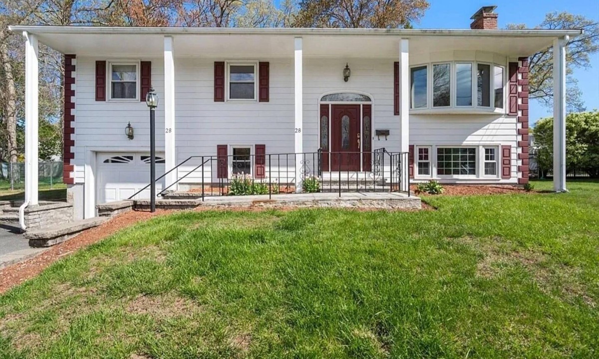Norwood House | Modern Upper-Level Oasis, Minutes to Boston.