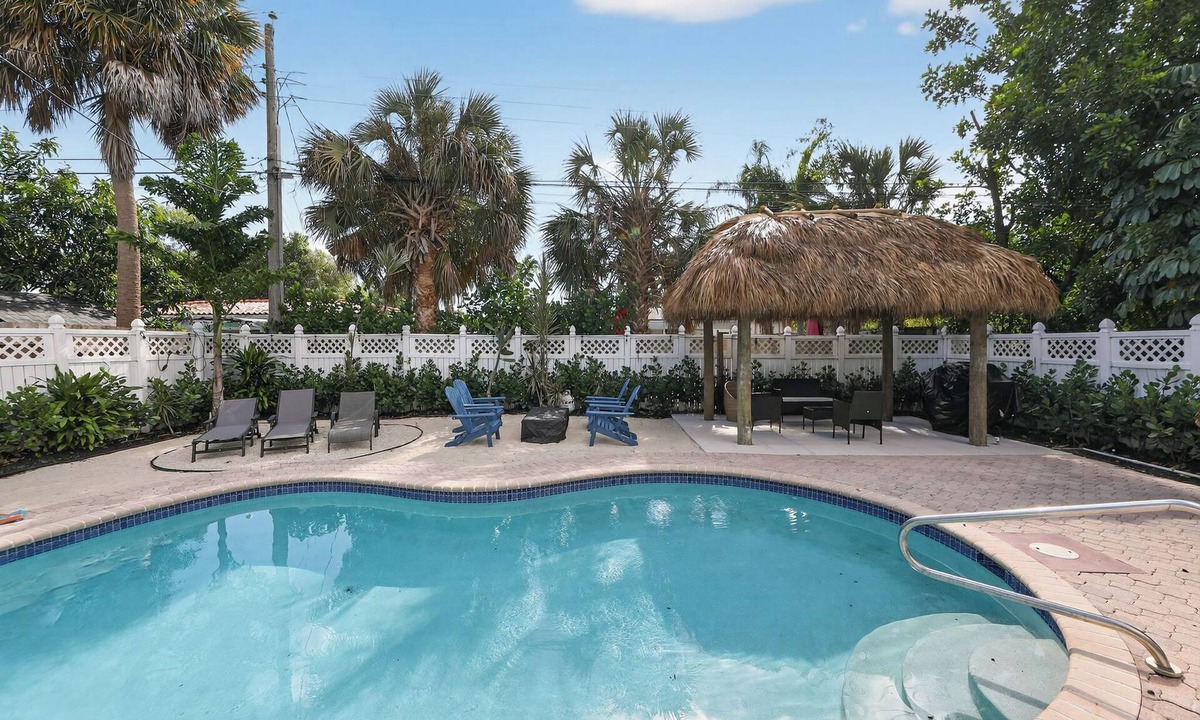 Oakland Park House | Modern Vacation Beach Home,Heated Pool, Tiki Hut & BBQ