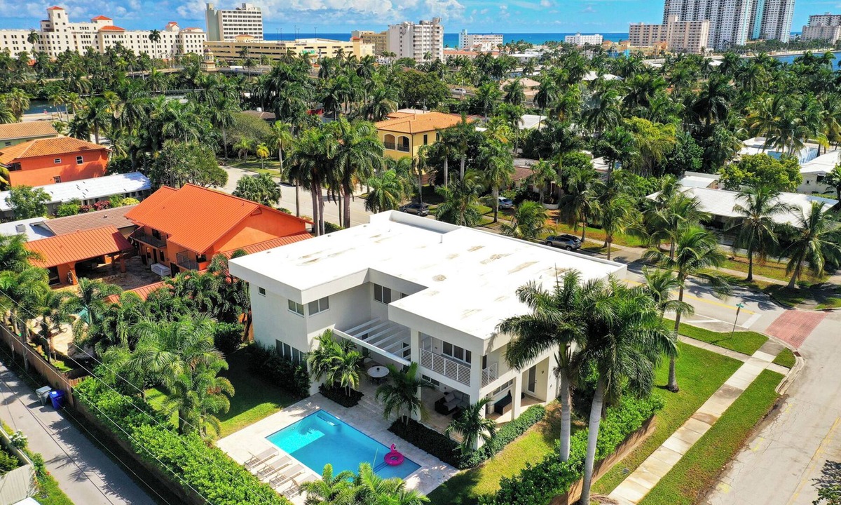 Hollywood Lakes Villa | Modern villa w/lake view, heated pool & grill