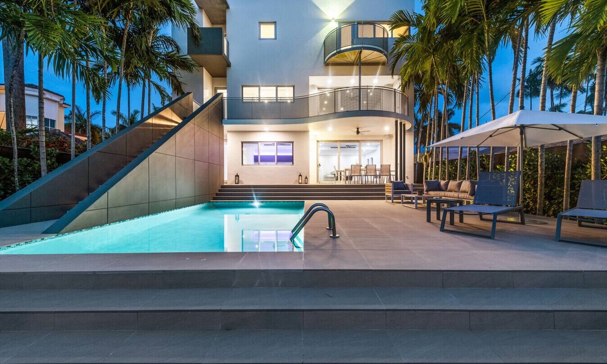 Northeast Coconut Grove Villa | Modern waterfront Villa w/Pool and Gym, Sleeps 8.