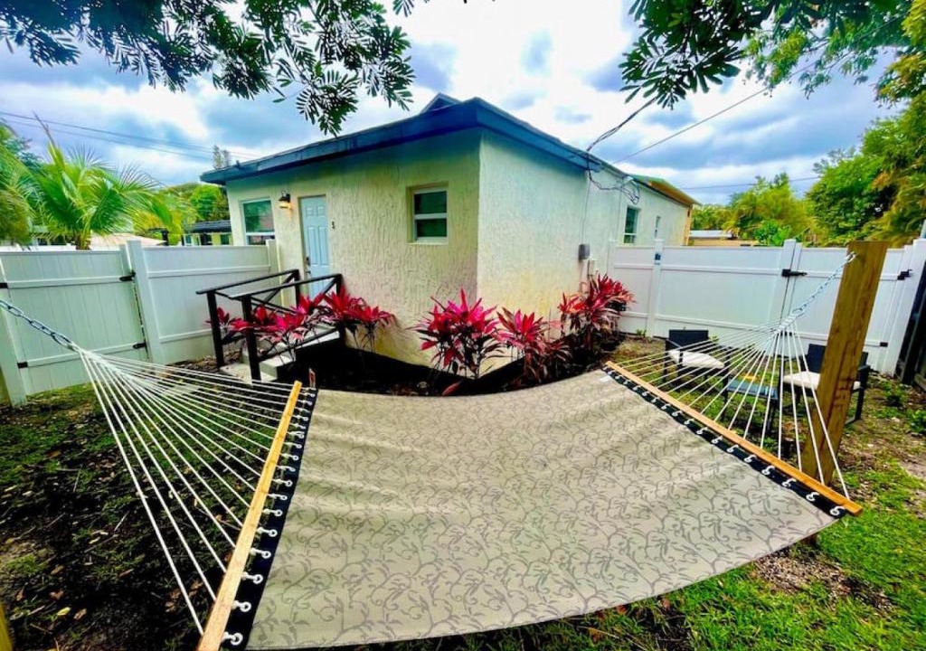 Victoria Park Apartment | Moody Stoody-O in Las Olas Beach and Holiday Park