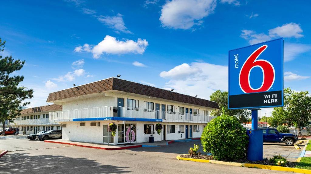 Kalispell Hotel | Motel 6-Kalispell, MT