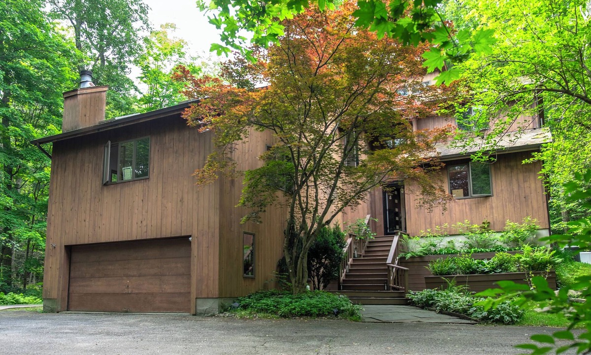 Mountainville Cabin | Mountain Brook Cabin w/4-bedroom in lovely Cornwall with Jacuzzi Tub and Sauna