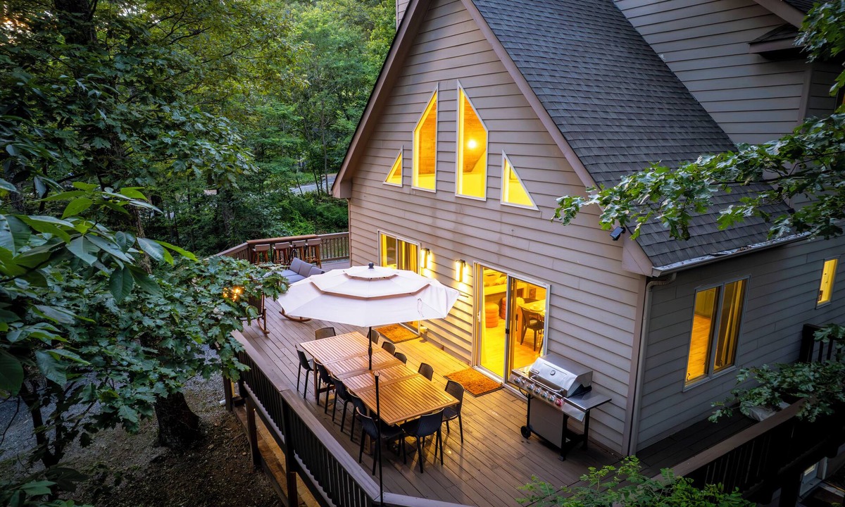 Roseland House | Mountain Retreat: HotTub, Game Room, Family & Pet-Friendly, 3 King Beds