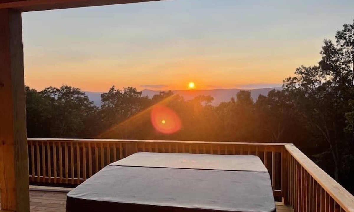 Rileyville House | Mountain-View Cabin near Luray · Sunset Views & Hot Tub · Sleeps 4
