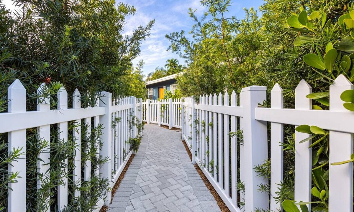 Sailboat Bend Apartment | Musicians Lounge - 2 BR With Parking Asssigned