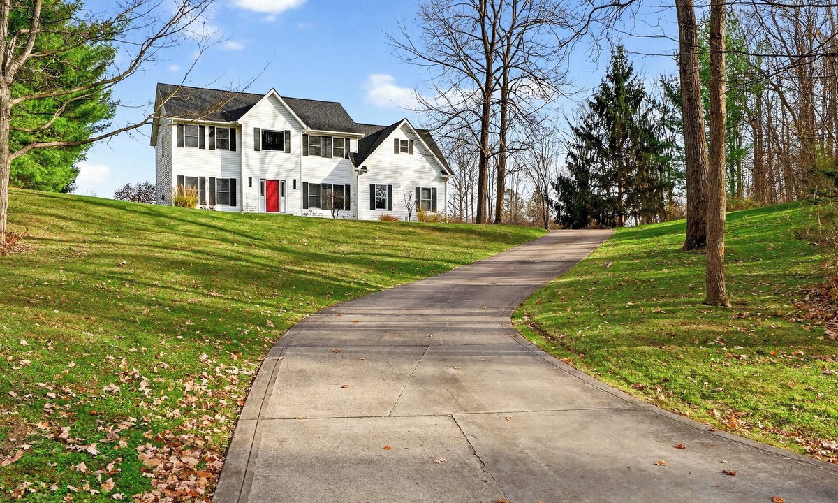 Chesterland House | -MUST SEE- Spacious Chesterland Colonial
