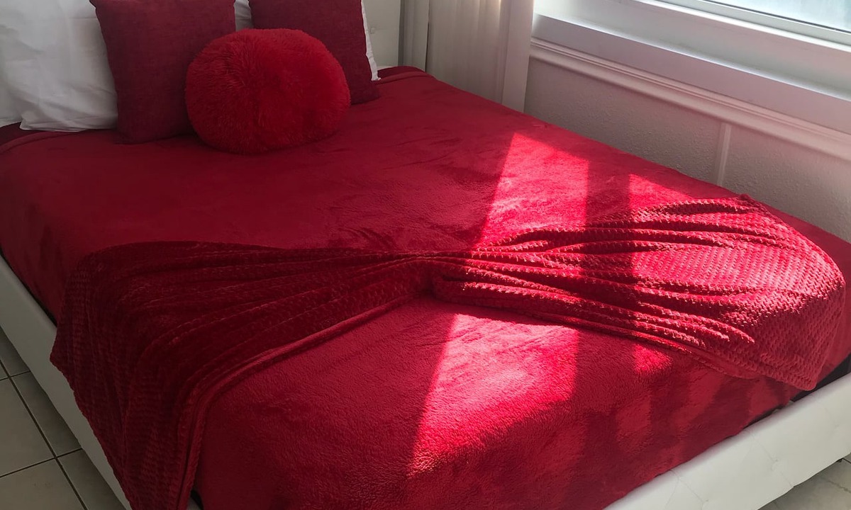 East Fort Lauderdale Apartment | My red and white studio on the beach