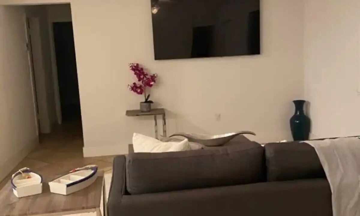 Ives Estates House | N Miami Huge House w/BBQ and Swimming Pool!