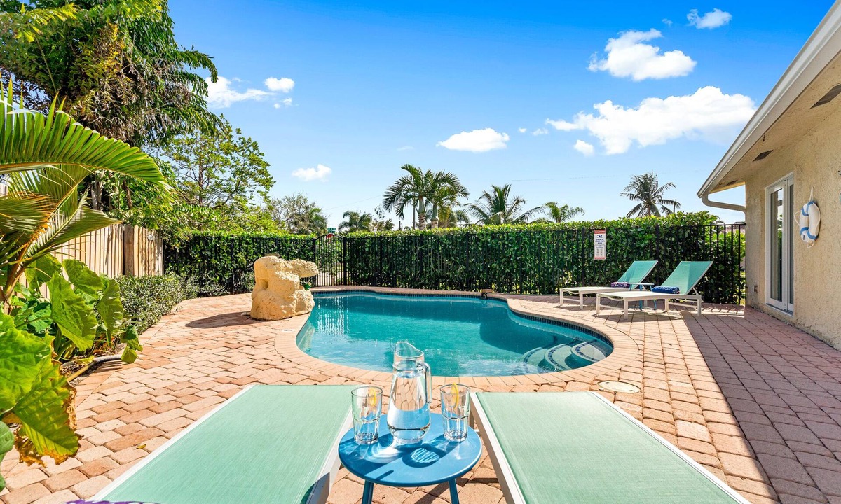Deerfield Beach House | Nadios.casa: Family Oasis w/Heated Pool/6min to beach/Sleeps 8 (2 king, 4 twin)