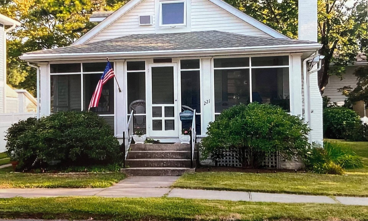 South Rehoboth Cottage | Nana's Cottage - Charming 1930's 2 BD. Walk to the beach!