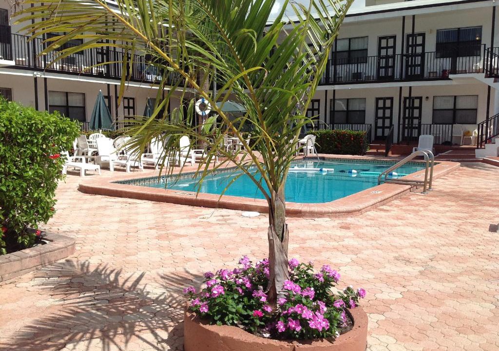 Central Beach Hotel | Napoli Belmar Resort