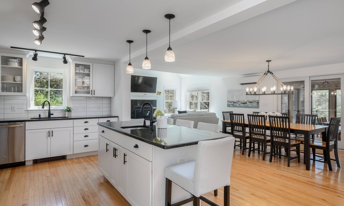 Wellfleet House | Near bay, ocean and Ponds and bike trail Cent AC, Screen Room and linens